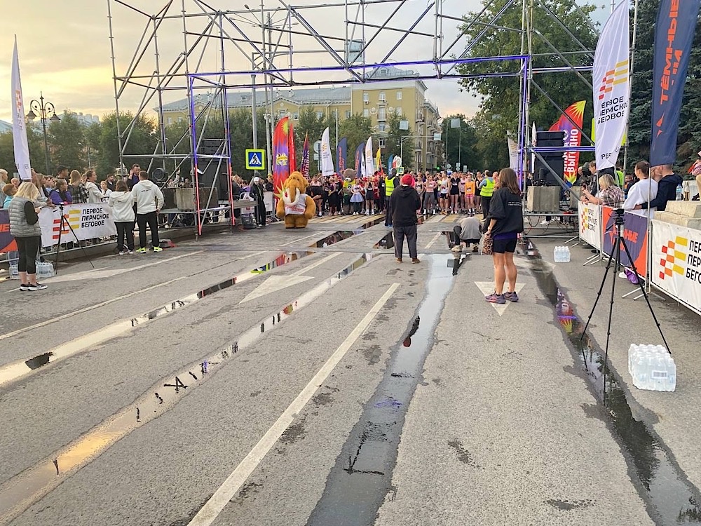 Маскот Железно участвует в забеге